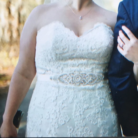 Used wedding dress in perfect condition. Cleaned, pressed, and preserved. - Picture 7 of 16